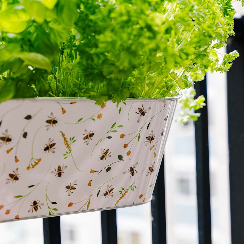 Altankasse med bimønster, L: 28,9 cm B: 39,3 cm H: 26,2 cm